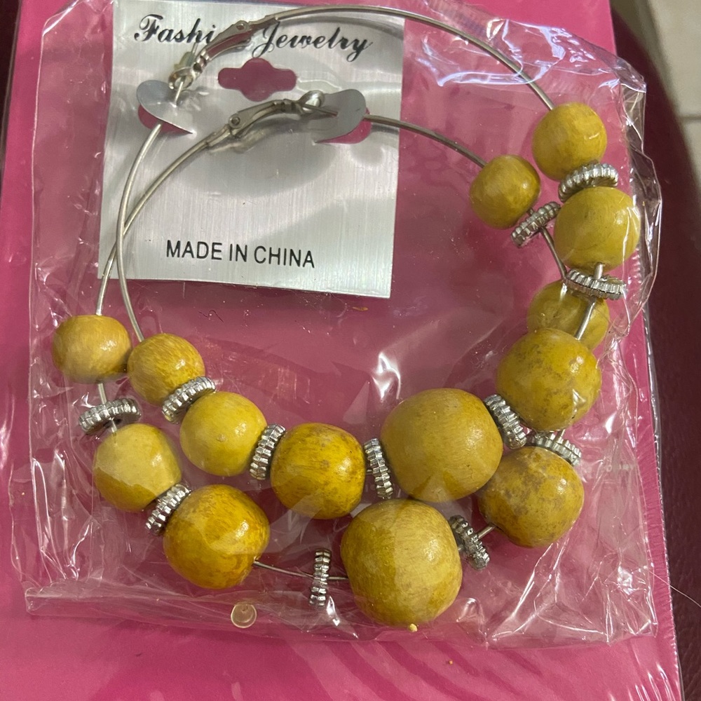 NWT Large Yellow 💛 & Silver Hoop Earrings. - Picture 5 of 7